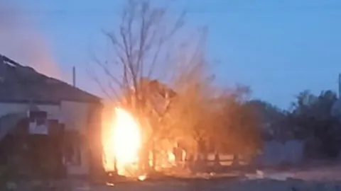 РФ дроном ударила по Золочеву: з палаючого будинку врятували чоловіка та його матір
