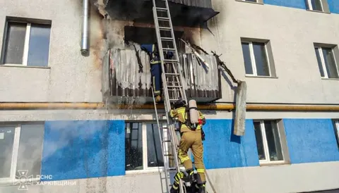 Дрон влучив у п'ятиповерхівку на Харківщині: постраждала жінка