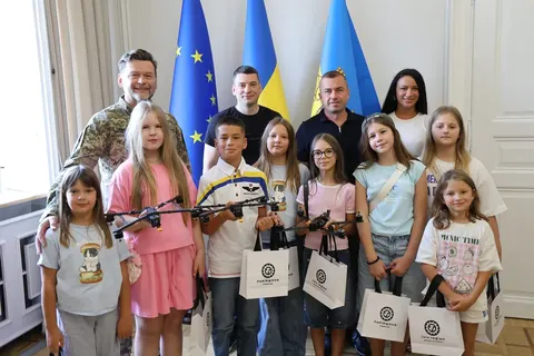 Діти з Львівщини передали дрони 103-й бригаді ТрО