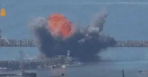 Український морський дрон уразив судно NEFRIT у порту Сочі