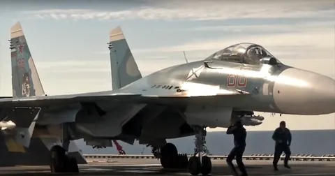 В Анапі екскаватор прибирає уламки знищеного Су-33 — супутникові знімки