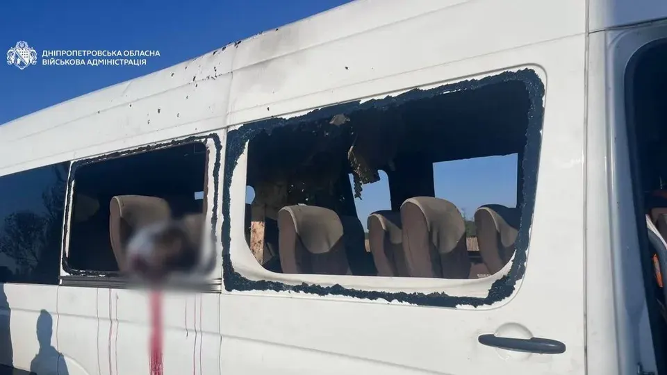 Армія РФ вдарила дроном по рейсовому автобусу на Дніпропетровщині: п'ятеро загиблих