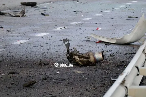 У Києві уламки російського дрона впали на дорогу: двоє постраждалих