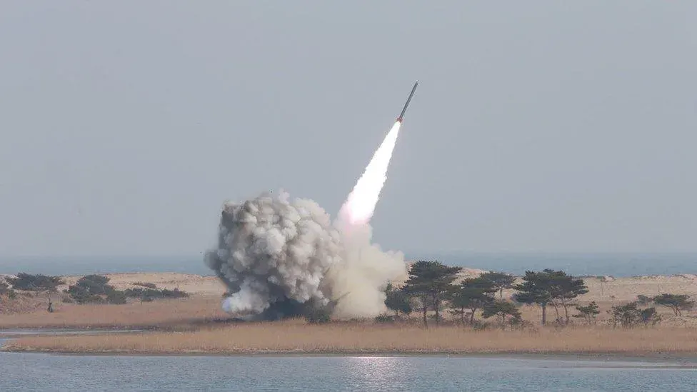 КНДР запустила балістичну ракету в бік Східного моря: Сеул скликав екстрене засідання