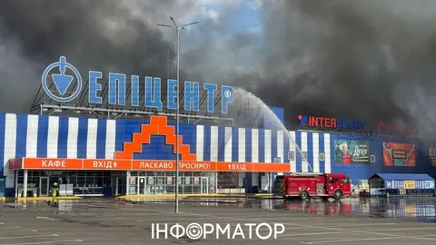 Росіяни вдарили по Одещині: горять два «Епіцентри»