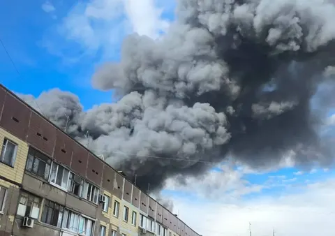Удар БПЛА по Дніпру: пожежа на складах, двоє поранених