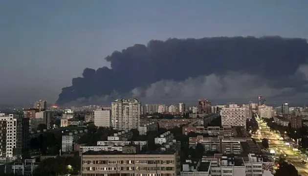Дрони вдарили по Куйбишевському НПЗ у Самарі: пожежа й обмеження польотів