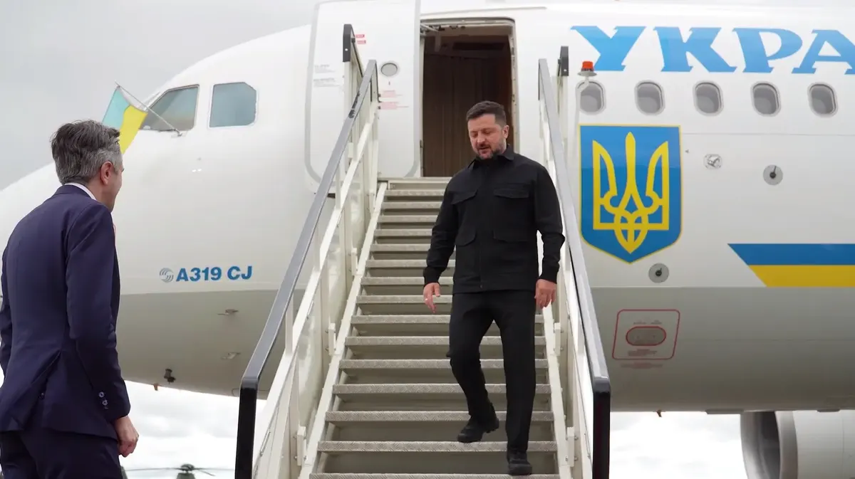 Зеленський: Росія двічі атакувала дронами літак президента України