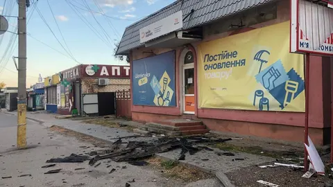 Російський FPV-дрон вночі атакував центр Золочева: пошкоджені два магазини