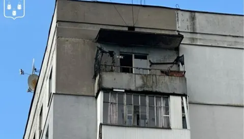 У Сумах реактивний дрон РФ влучив у багатоповерхівку: четверо постраждалих