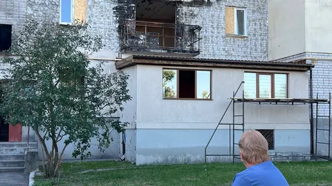 Без вікон і газу: у Смілі третій під'їзд постраждалої від дрона дев'ятиповерхівки готується до зими