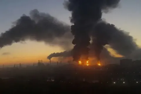 Атака дронів зупинила первинну переробку на Московському НПЗ