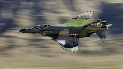 Авіашоу в Греції: винищувач F-4 Phantom розбився на очах у глядачів