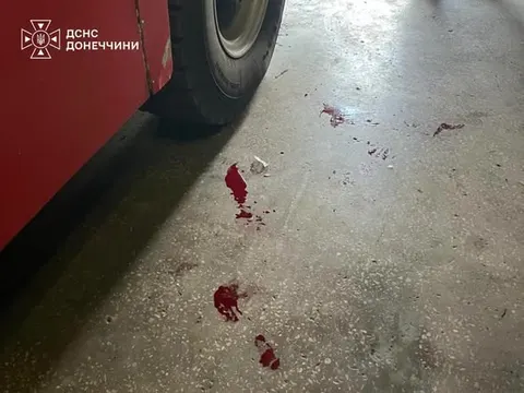 Дрон влучив у фасад пожежно-рятувальної частини на Донеччині: четверо рятувальників поранені