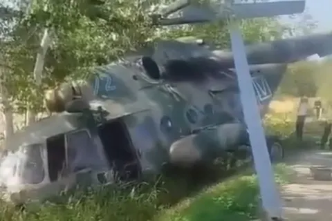 Мі-8 із журналістами здійснив аварійну посадку на трасу на Сахаліні