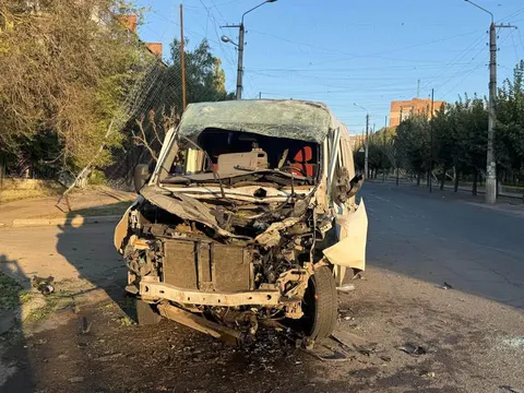 У Краматорську російський FPV-дрон влучив у автомобіль: двоє поранених
