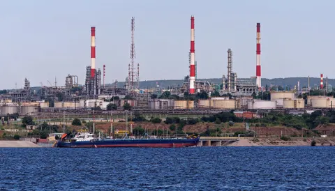 У Саратові дрони атакували НПЗ: є пошкодження та постраждалі