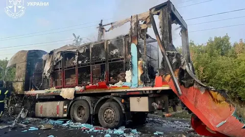РФ вдарила дроном по вантажівці поштової служби на Харківщині: водій поранений