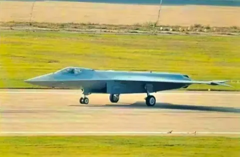 Китайський J-50: автономний політ і керування роєм дронів