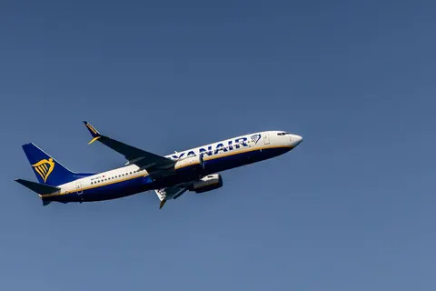 Уламок двигуна пробив фюзеляж Boeing 737: пасажира ледь не висмоктало з літака