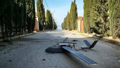 У Севастополі під час атаки дронів пошкоджено будинок і перекрито трасу
