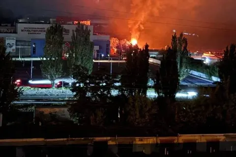 Удар по Дніпру: дрон влучив біля ТРЦ, палали авто