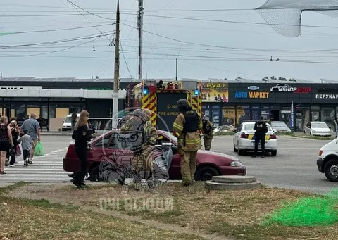 У Запоріжжі російський FPV-дрон влучив в авто на світлофорі: двоє поранених