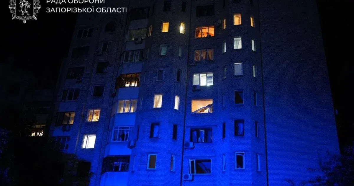 Нічна атака на Запоріжжя: горіли ТЦ і багатоповерхівки, є поранений