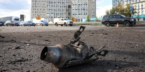 У Києві дрон РФ влучив у багатоповерхівку: пожежа охопила кілька поверхів