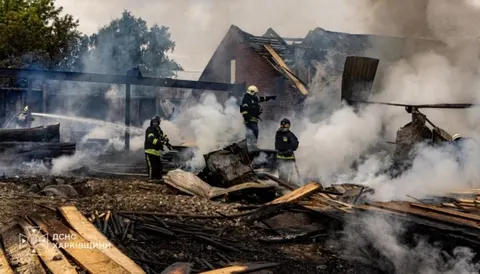 Удар безпілотника по Рогані: троє постраждалих, пожежа на підприємстві