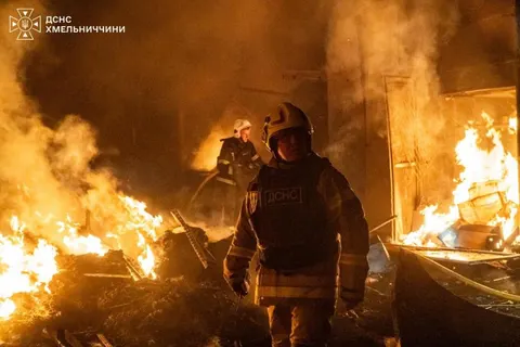 Дрони атакували Хмельницький: на ринку спалахнула пожежа, четверо рятувальників поранені