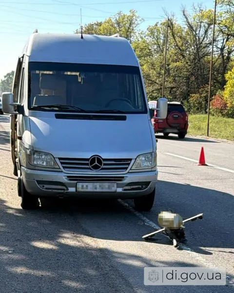 FPV-дрон влучив у мікроавтобус на в'їзді до Дергачів: вибуху не сталося
