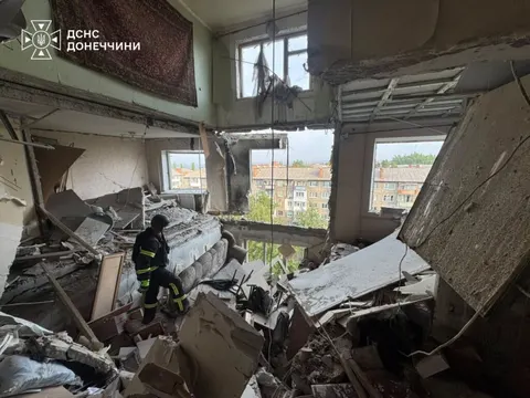 Дрон влучив у дев'ятиповерхівку в Слов'янську: чоловіка дістали з-під завалів