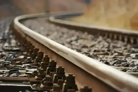 БПЛА влучив у приміський поїзд на Миколаївщині: пасажири встигли евакуюватись